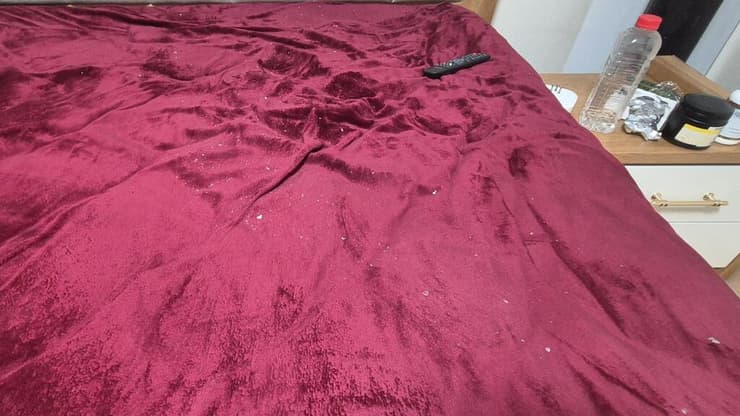 רסיסים בחדר השינה (צילום: חסן שעלאן) ביתו של אומיה חוסיין