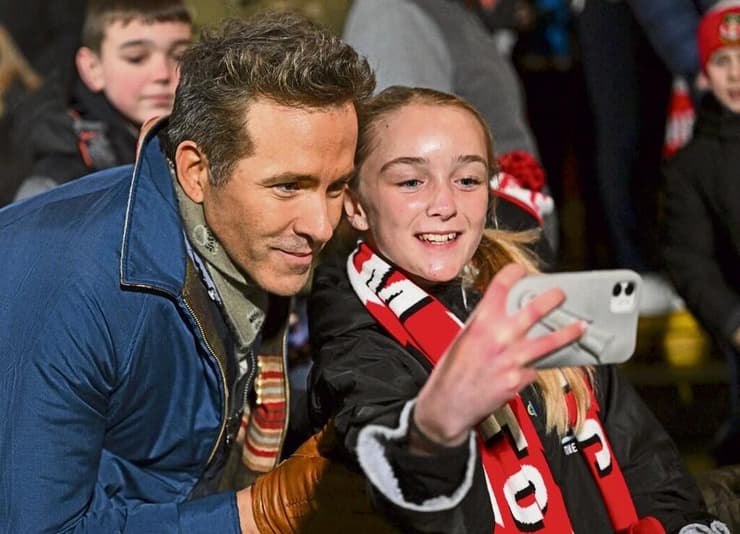 לא ציפה את הטירוף הזה. ראיין ריינולדס ואוהדת (צילום: REUTERS/ Peter Powell ) ראיין ריינולדס ואוהדת