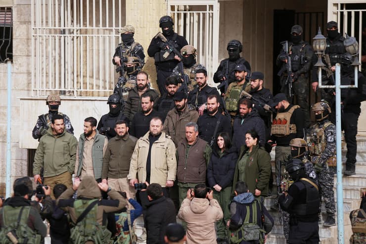 כוחותיו של א-שרע, אחרי שנכנסו למרכז אל-חסכה. עוצר הוטל בעיר (צילום: AP Photo/Baderkhan Ahmad) כוחותיו של נשיא סוריה א-רע שנכנסו לעיר אל-חסכה חסכה באזור שהיה עד כה בשליטת כורדים מ- SDF