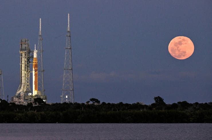 המשגר הענק בבסיס החלל קייפ קנוורל