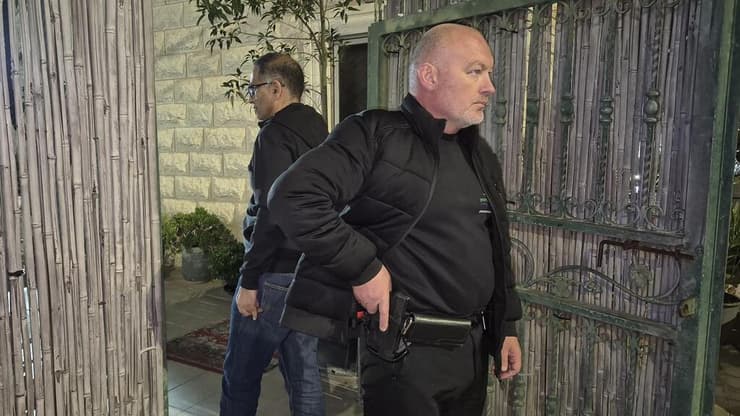 שומר בפתח ביתו של חוסיין (צילום: חסן שעלאן) ביתו של אומיה חוסיין