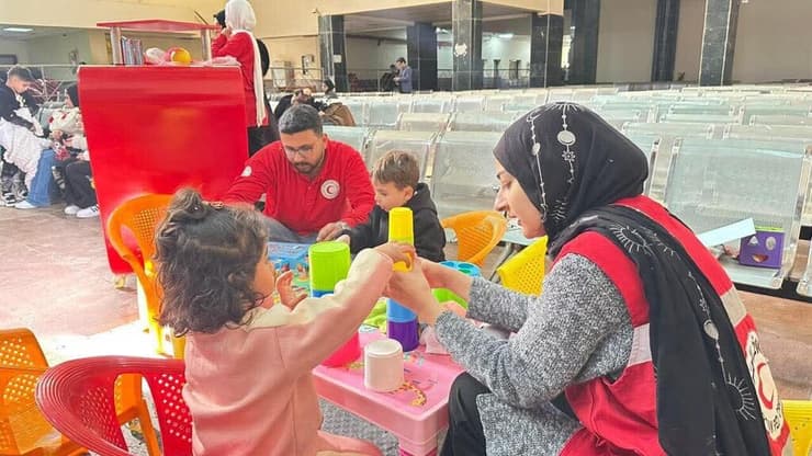 הפעלה של הסהר האדום המצרי במעבר הגעת הפעימה הראשונה של עזתיים שחוזרים לרצ"ע למעבר רפיח