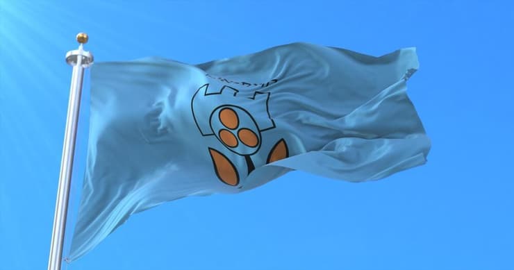 דגל עם סמל העיר קריית אונו (צילום: BSTOCKVIDEO / Shutterstock) דגל עם סמל העיר קריית אונו