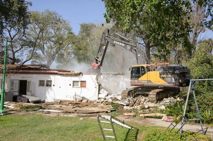 בין הרצון לבנות ולשקם, לבין הקול שמבקש לשמר את הבתים כעדות לטבח ולזוועות. ביתם ההרוס של ערן ורעות    