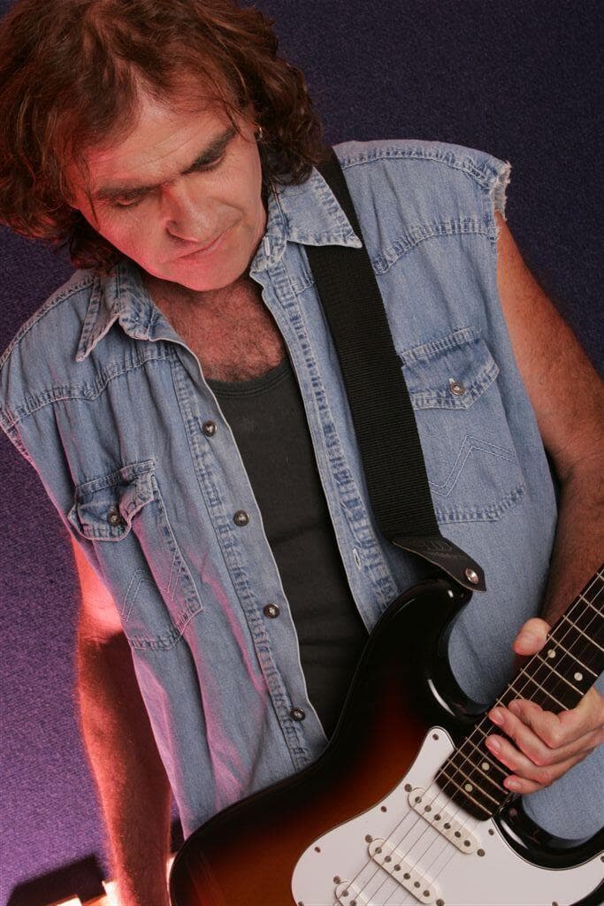 מני בגר עם הגיטרה החשמלית