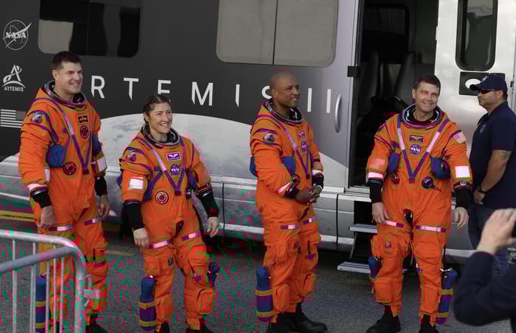 האסטרונאוטים בחליפות החלל באחד הניסויים