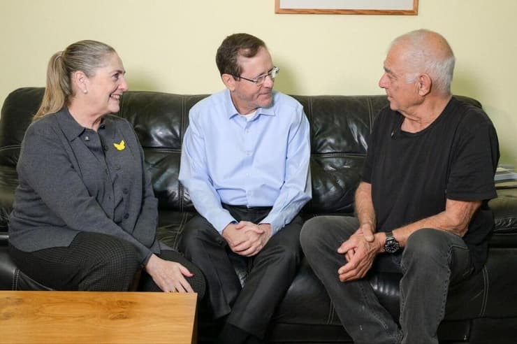 הנשיא הרצוג ורעייתו מיכל בביקור בביתו של גדי מוזס. סמל לחזון, גבורה וחלוציות     