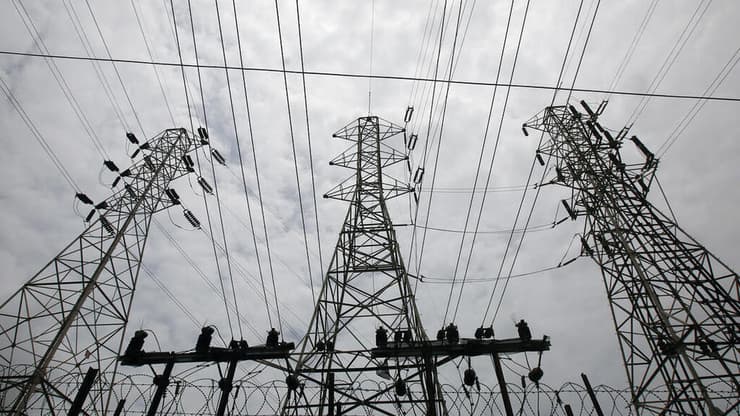 עמודי חברת חשמל (Shutterstock) צילום: שאטרסטוק