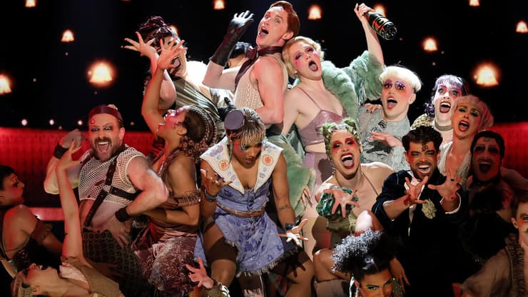 גייל רנקין ואדי רדמיין עם הקאסט של "קברט", טקס פרסי הטוני 2024