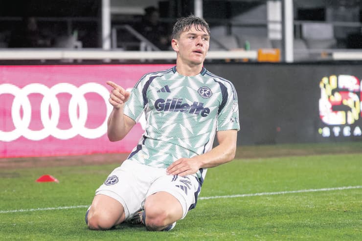 עילי פיינגולד במדי ניו אינגלנד רבולושן