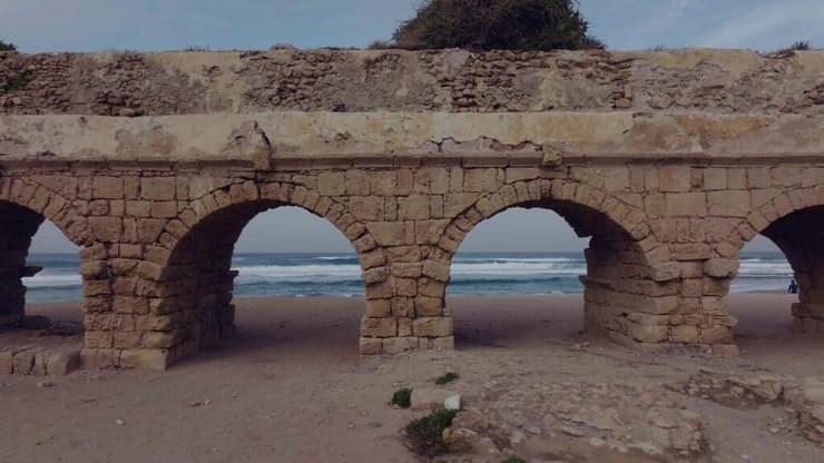 אמת המים בקיסריה (צילום: אמיל אלג'ם, רשות העתיקות) אמת המים בקיסריה