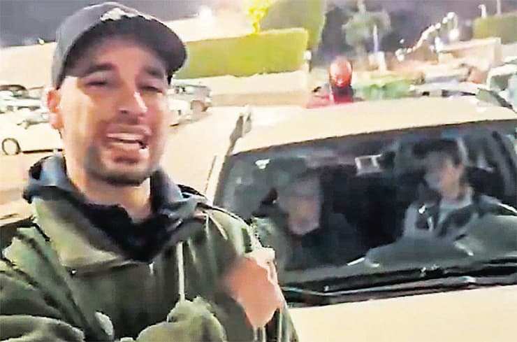 מרדכי דוד חוסם את רכבו של אהרן ברק