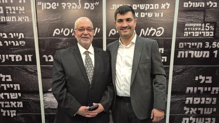 מנכ"ל משרד התיירות מיכאל יצחקוב עם יוסי פתאל בביתן המחאה. הביע תמיכה בהקמת האב של וויזאייר בנתב"ג מנכ"ל משרד התיירות מיכאל יצחקוב עם יוסי פתאל בביתן המחאה