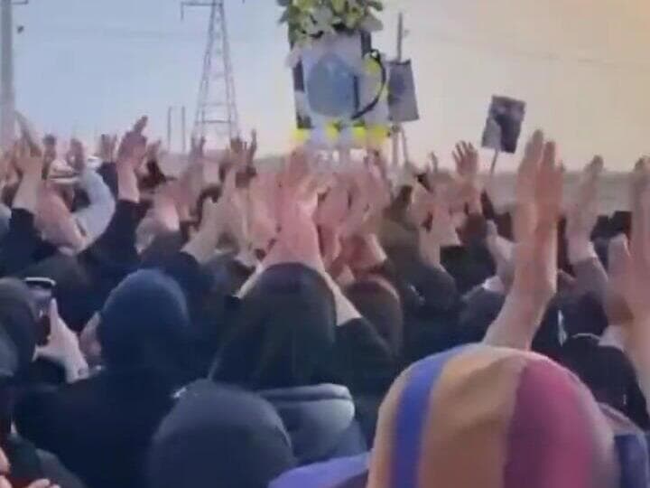  אזרחים איראנים רוקדים ושרים בלוויות יקיריהם שנהרגו בדיכוי המחאות