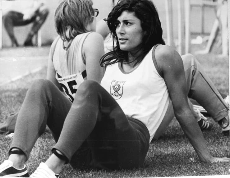 אסתר רוט שחמורוב בצעירותה