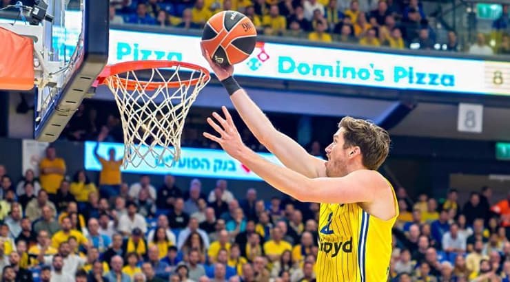 טי ג'יי ליף עולה לסל