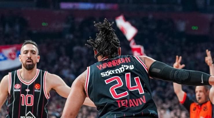 איש וויינרייט חוגג שלשה (הפועל תל אביב) איש וויינרייט חוגג שלשה