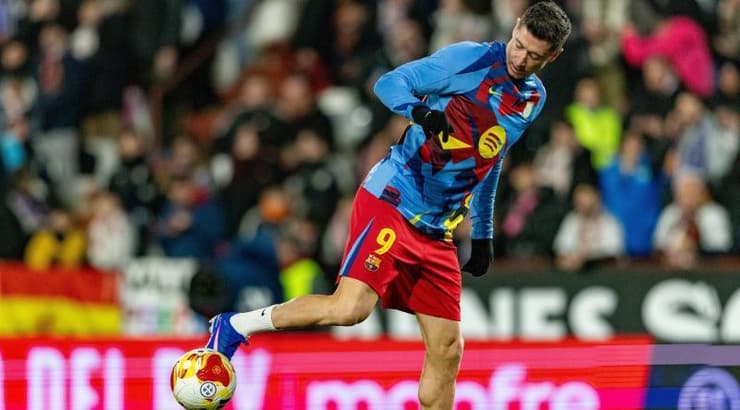 רוברט לבנדובסקי מתחמם (IMAGO) רוברט לבנדובסקי מתחמם