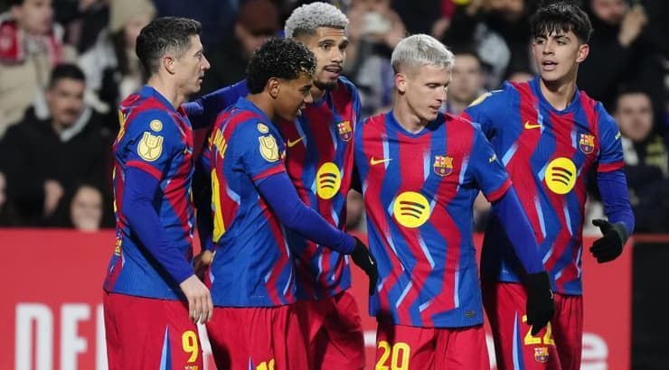 שחקני ברצלונה חוגגים עם אראוחו (IMAGO) שחקני ברצלונה חוגגים עם אראוחו