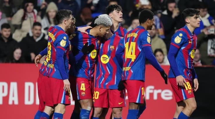 שחקני ברצלונה חוגגים (IMAGO) שחקני ברצלונה חוגגים