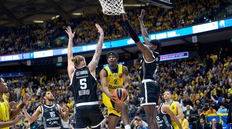 ג'ימי קלארק מתחת לסל