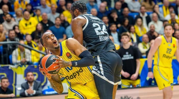 אושיי בריסט עם הכדור