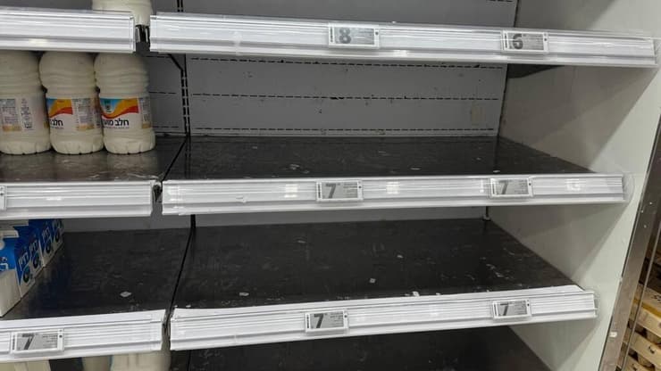 מחסור בחלב בסניף רמי לוי בזכרון יעקב (צילום: איתן גליקמן) מחסור בחלב בסניף רמי לוי בזכרון יעקב