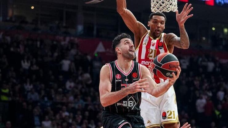 שחקן הפועל ת"א ואסיליה מיציץ'