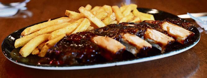 אווירה של דיינר אמריקאי. Meet & Meat