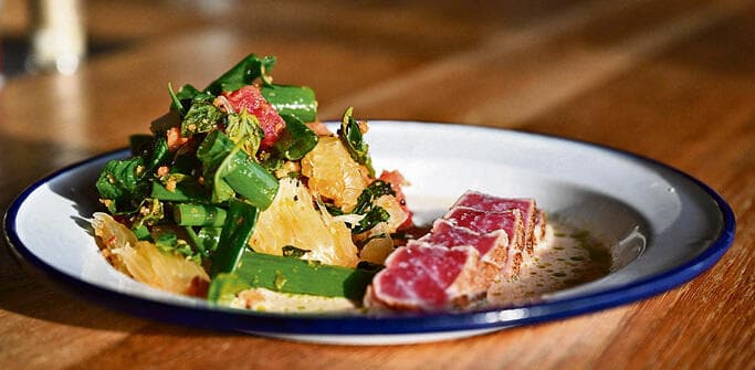 מנות בכלי קרמיקה נוסטלגיים. התאנה