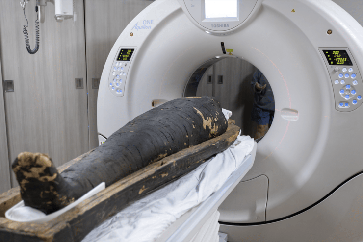 המומיה של כוהן הדת המצרי נס-חור, עם כניסתה לסריקת CT