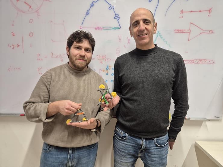 פרופ' יאיר שוקף והסטודנט תומר סיגלוב 