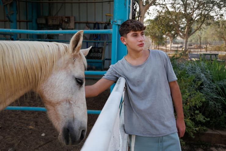 יגיל יעקב, שורד השבי, חוזר לקיבוץ ניר עוז 