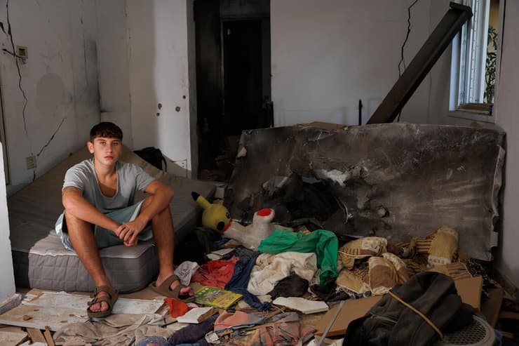 יגיל יעקב, שורד השבי, חוזר לקיבוץ ניר עוז 