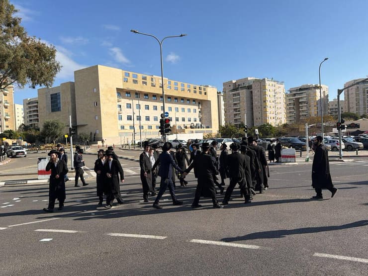 מפגינים מחוץ לתל השומר