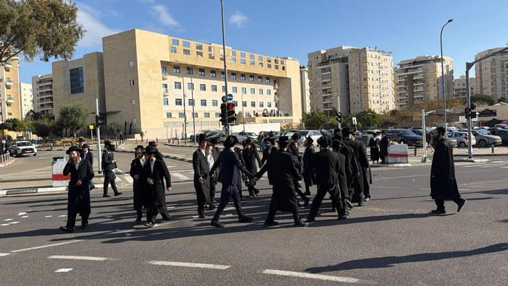 מפגינים מחוץ לתל השומר