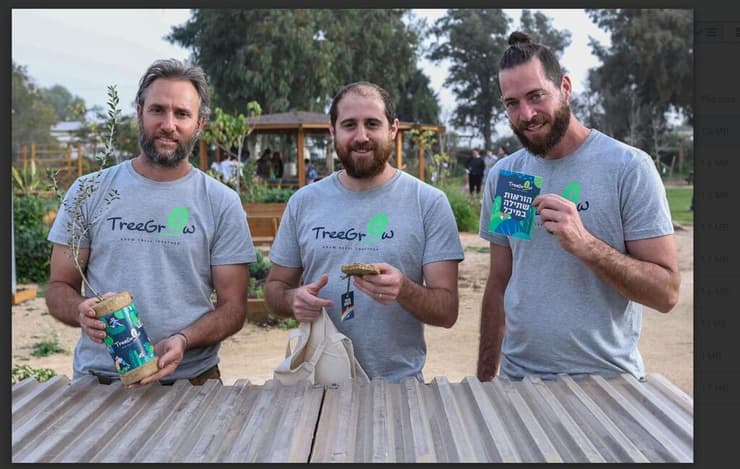 מימין לשמאל: עירן רוגל, יניב ברפמן וניר פרידמן, מייסדי ארגון "מלבלב", באירוע הנטיעה בעין השלושה. "לא רק תקומה של העוטף - אלא של כולנו"    