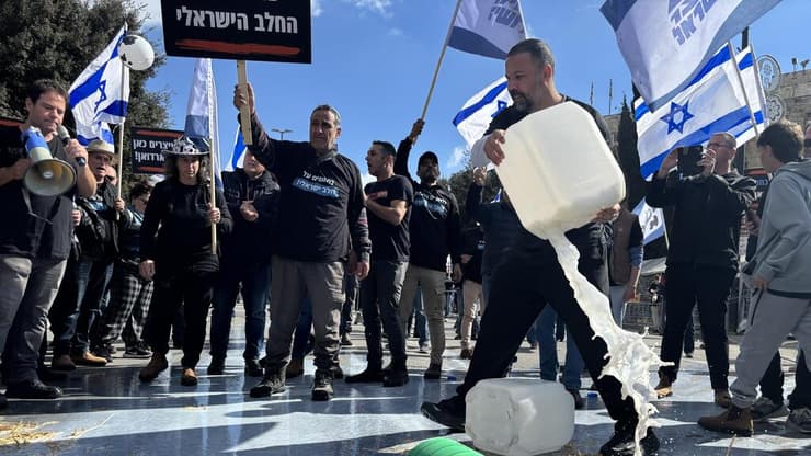 מחאת הרפתנים מול הכנסת (צילום: גיל יוחנן) מחאת הרפתנים מול הכנסת