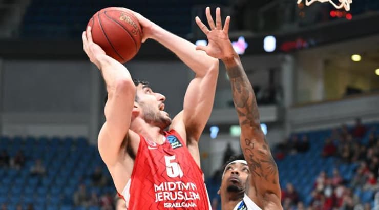 יובל זוסמן עולה לסל