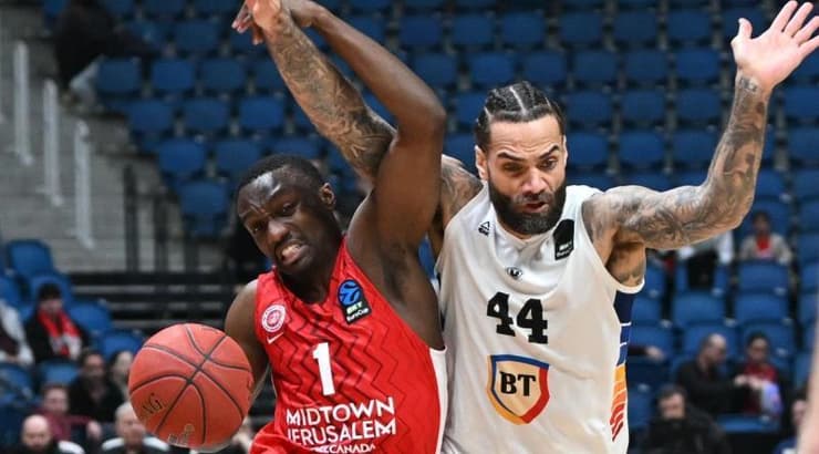 ג'ארד הארפר חודר על ג'פרי טיילור