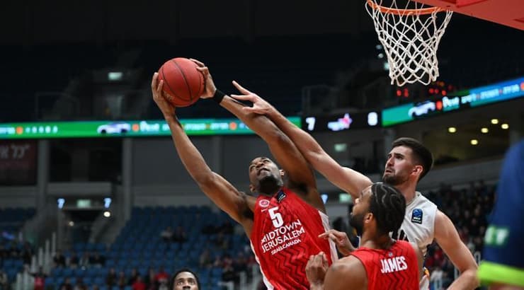 אוסטין וויילי נלחם על הריבאונד