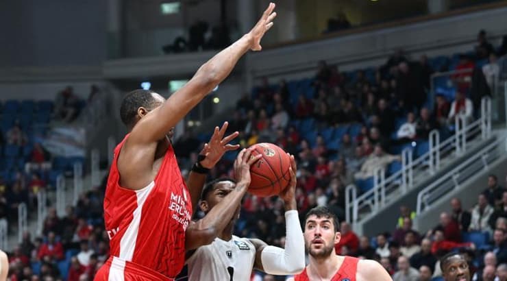 אוסטין וויילי מנסה לחסום