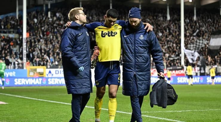 ענאן חלאילי מפונה מהמגרש