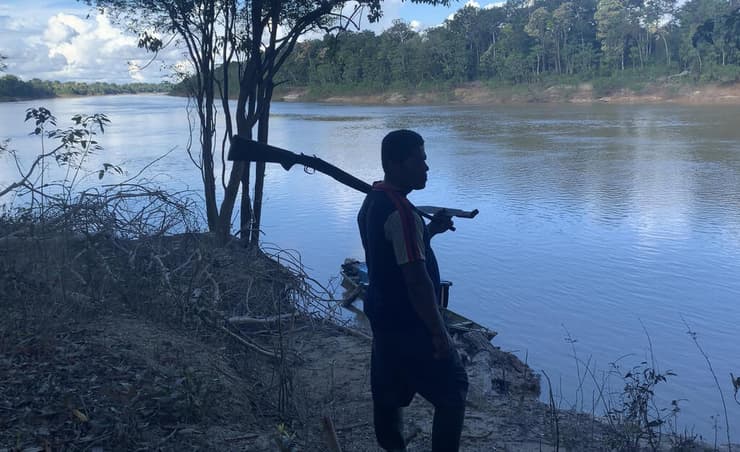 הדר וגימצ'אטה ביד אחת, רובה ביד השנייה - החיים באמזונס