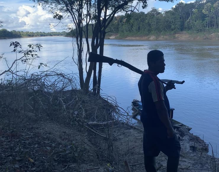 הדר וגימצ'אטה ביד אחת, רובה ביד השנייה - החיים באמזונס
