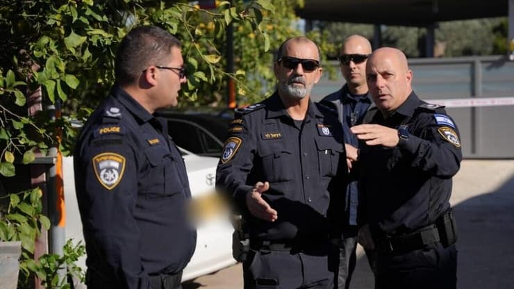 מפכ"ל המשטרה דני לוי בזירת הרצח המשולש בכפר סוואעד