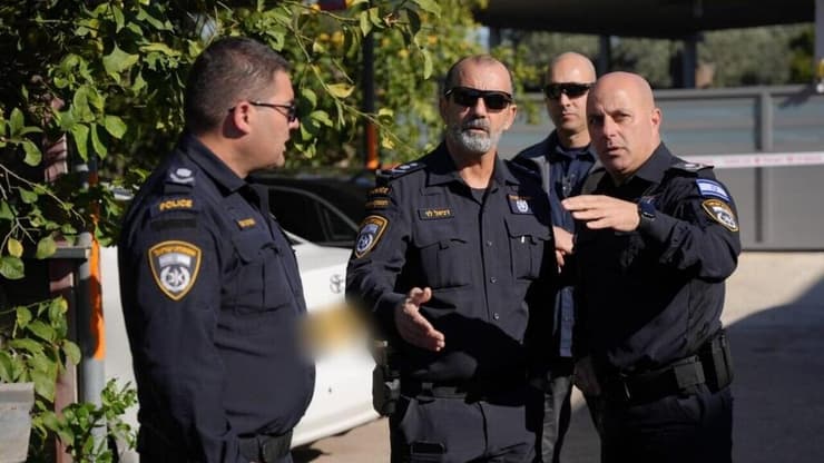 המפכ"ל דני לוי בזירת רצח משולש בכפר סוואעד (צילום: דוברות המשטרה) מפכ"ל המשטרה דני לוי בזירת הרצח המשולש בכפר סוואעד