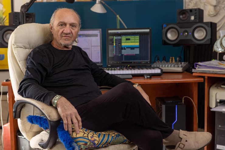 להישאר מעל פני השטח. עוזי פוקס (צילום: טל שחר) עוזי פוקס