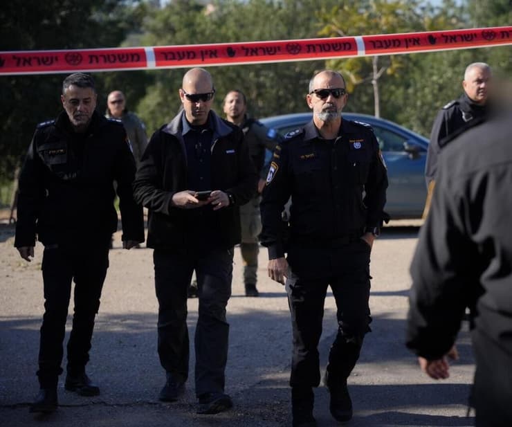 מפכ"ל המשטרה דני לוי בזירת הרצח המשולש בכפר סוואעד