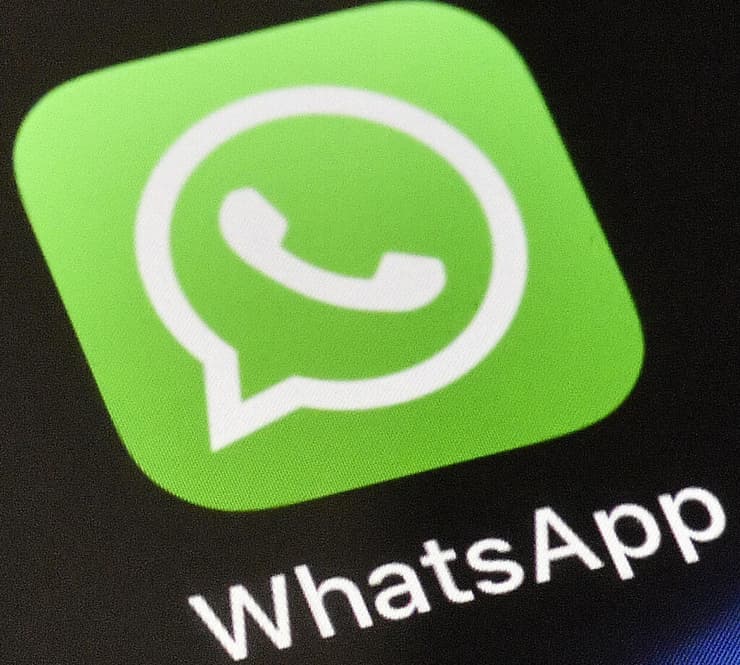 אפליקציית ווטסאפ מוצגת באייפון